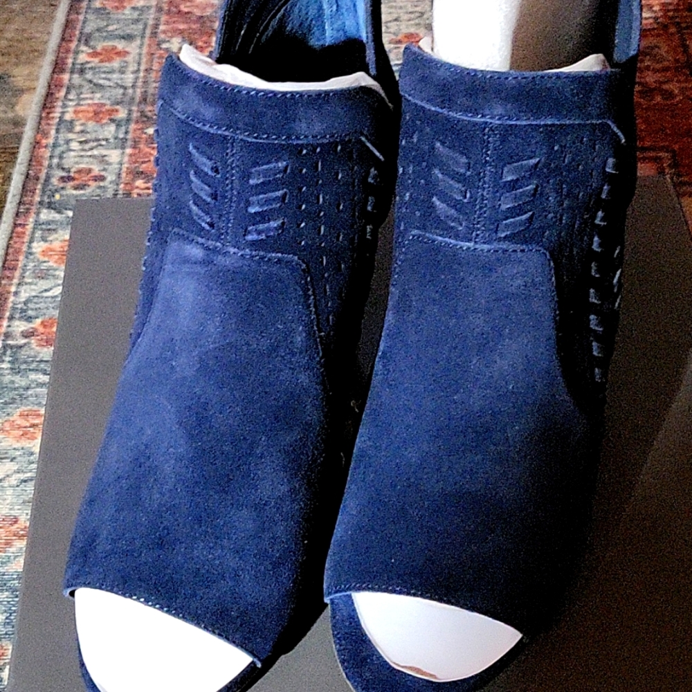 VINCE CAMUTO OPEN TOE BOOTIE (NAVY)